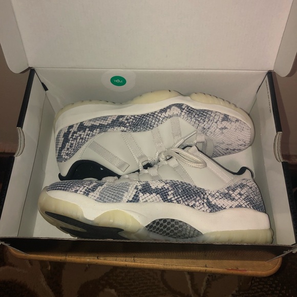 Jordan 11 Low “Light Bone” - Picture 4 of 6